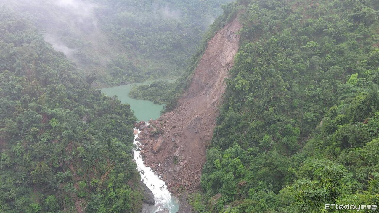 梅雨狂炸!南投加走寮溪邊坡崩塌驚見「堰塞湖」 水保署籲勿入 | ETtoday社會新聞 | ETtoday新聞雲
