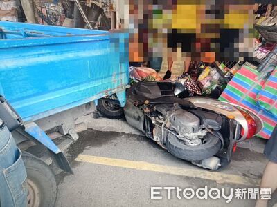 屏東80歲阿伯倒車誤踩油門失控　撞倒機車、店家商品