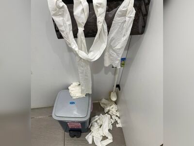 公廁衛生紙被惡搞「捲成圍巾」！圖書館痛心：將不再主動提供