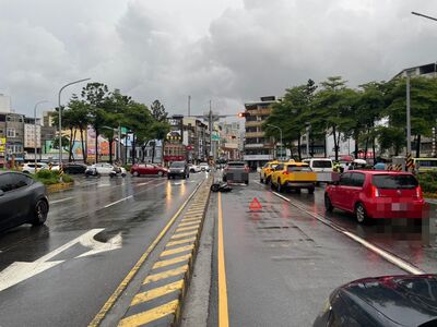 台南圓環傳2聲巨響！31歲騎士遭撞噴飛慘死　家屬雨中跪地認屍