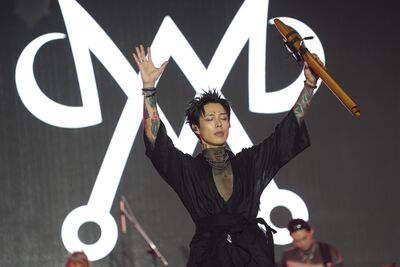 Marz23台上突然脫了！透視上衣露壯肌　千人齊喊：阿彌陀佛