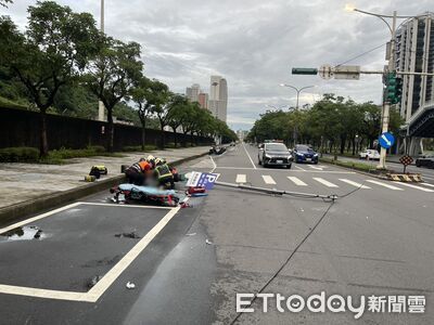 快訊/南港車站旁嚴重車禍!騎士自撞號誌桿「地留一灘血」命危