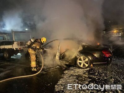台南安平火燒車！賓士成廢鐵　30歲男意識不清送醫