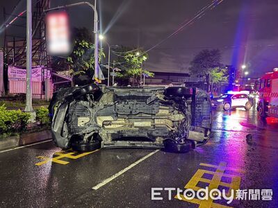 醉駕上路出事了！自小客深夜自撞分隔島翻車...酒測值1.08送辦