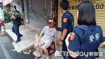 87歲翁血糖過低癱坐路旁 東港警即刻援助平安返家