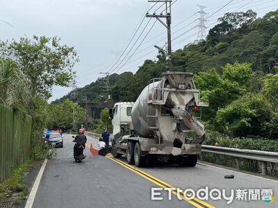 快訊／疑超車不慎！三峽騎士與混凝土預拌車碰撞　倒地命危搶救中