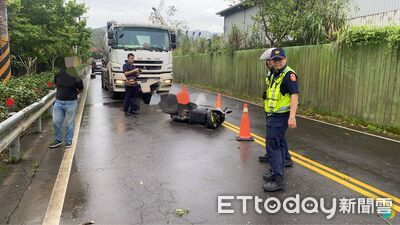 快訊／三峽騎士超車不慎！碰撞混凝土預拌車　送醫急救無效亡