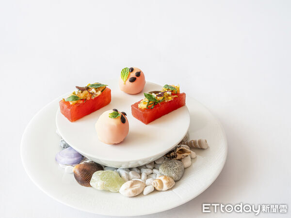 ▲開胃菜以花蓮西瓜、白巧克力揭開感官序幕。（圖／秋法餐提供）