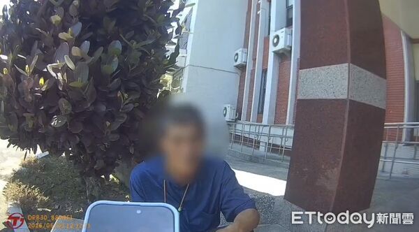 ▲▼王姓男子在派出所徘徊，經員警上前關心並查核身分為通緝犯，將他逮捕。（圖／記者王兆麟翻攝）