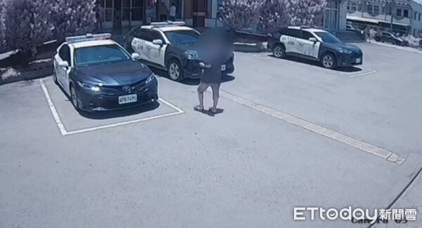 ▲▼王姓男子在派出所徘徊，經員警上前關心並查核身分為通緝犯，將他逮捕。（圖／記者王兆麟翻攝）