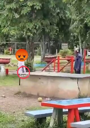 ▲▼小三男童「持開山刀」追殺女老師！驚悚畫面曝　泰國校園暴力。（圖／翻攝自Facebook／Chalida Phalamat﻿）