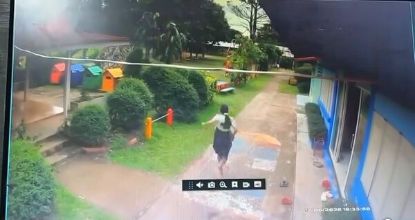 ▲▼小三男童「持開山刀」追殺女老師！驚悚畫面曝　泰國校園暴力。（圖／翻攝自Facebook／Chalida Phalamat﻿）