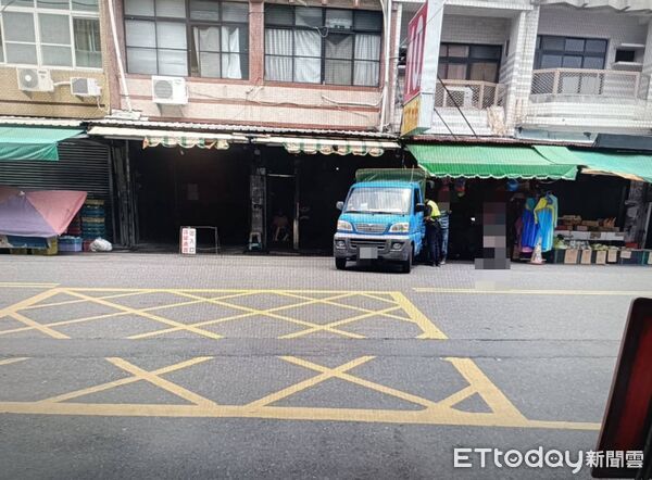 ▲內埔中興路自小貨車倒車暴衝。（圖／記者陳崑福翻攝）