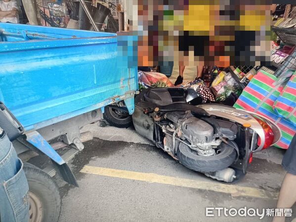 ▲內埔中興路自小貨車倒車暴衝。（圖／記者陳崑福翻攝）
