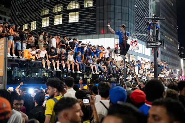 ▲▼紐約尼克隊睽違53年在NBA總決賽奪冠，球迷與市民紛紛湧上街頭狂歡慶祝。（圖／路透）