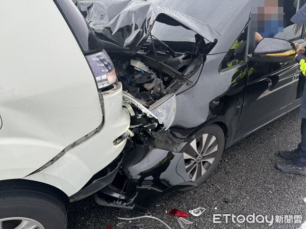 ▲葉姓男子因恍神自撞護欄導致後方5車追撞。（圖／國道警察局第一大隊提供、下同）