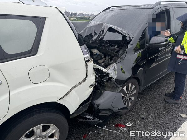 ▲葉姓男子因恍神自撞護欄導致後方5車追撞。（圖／國道警察局第一大隊提供、下同）
