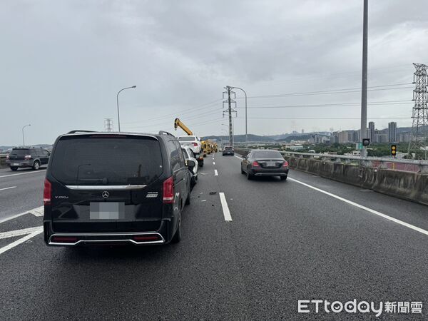 ▲幸僅一名女乘客受輕傷。（圖／國道警察局第一大隊提供）
