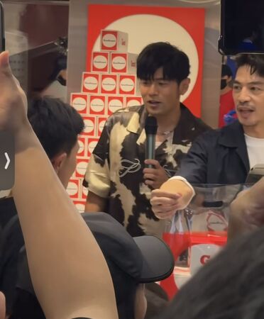 ▲▼周杰倫現身好友阿KEN甜甜圈店 。（圖／Threads網友：_lllo_uuu00授權提供）