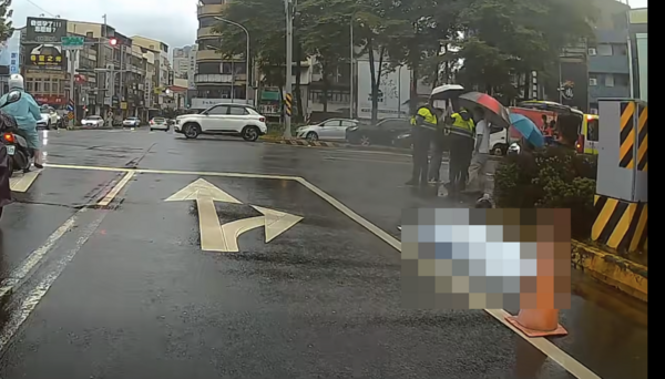 ▲台南西門、民族路圓環發生死亡車禍，警方封鎖現場調查。（圖／翻攝台南大小事）