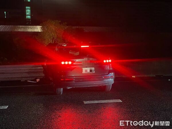 ▲國道1號楊梅路段發生3車連環撞事故，一輛自小客車受撞擊翻覆，造成7人受傷送醫。（圖／記者楊熾興翻攝）
