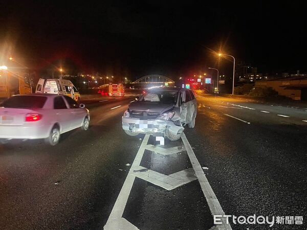 ▲國道1號楊梅路段發生3車連環撞事故，一輛自小客車受撞擊翻覆，造成7人受傷送醫。（圖／記者楊熾興翻攝）