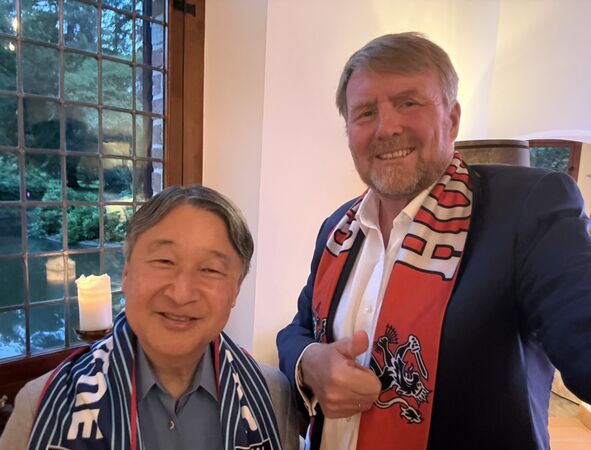 ▲▼日本天皇與荷蘭國王合體看世足。（圖／@koninklijkhuis）