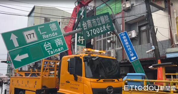 ▲交通局表示已請廠商前往搶修，路基淘空部分已通知自來水公司等單位查處。（圖／記者林東良翻攝，下同）