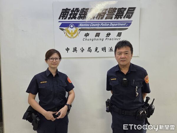 ▲老婦跌倒受困屋內無力應門、中興警民攜手暖心救援化險為夷。（圖／記者高堂堯翻攝）