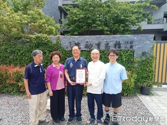 ▲屏東市長周佳琪見證曾永權捐款。（圖／國民黨屏東縣黨部提供）