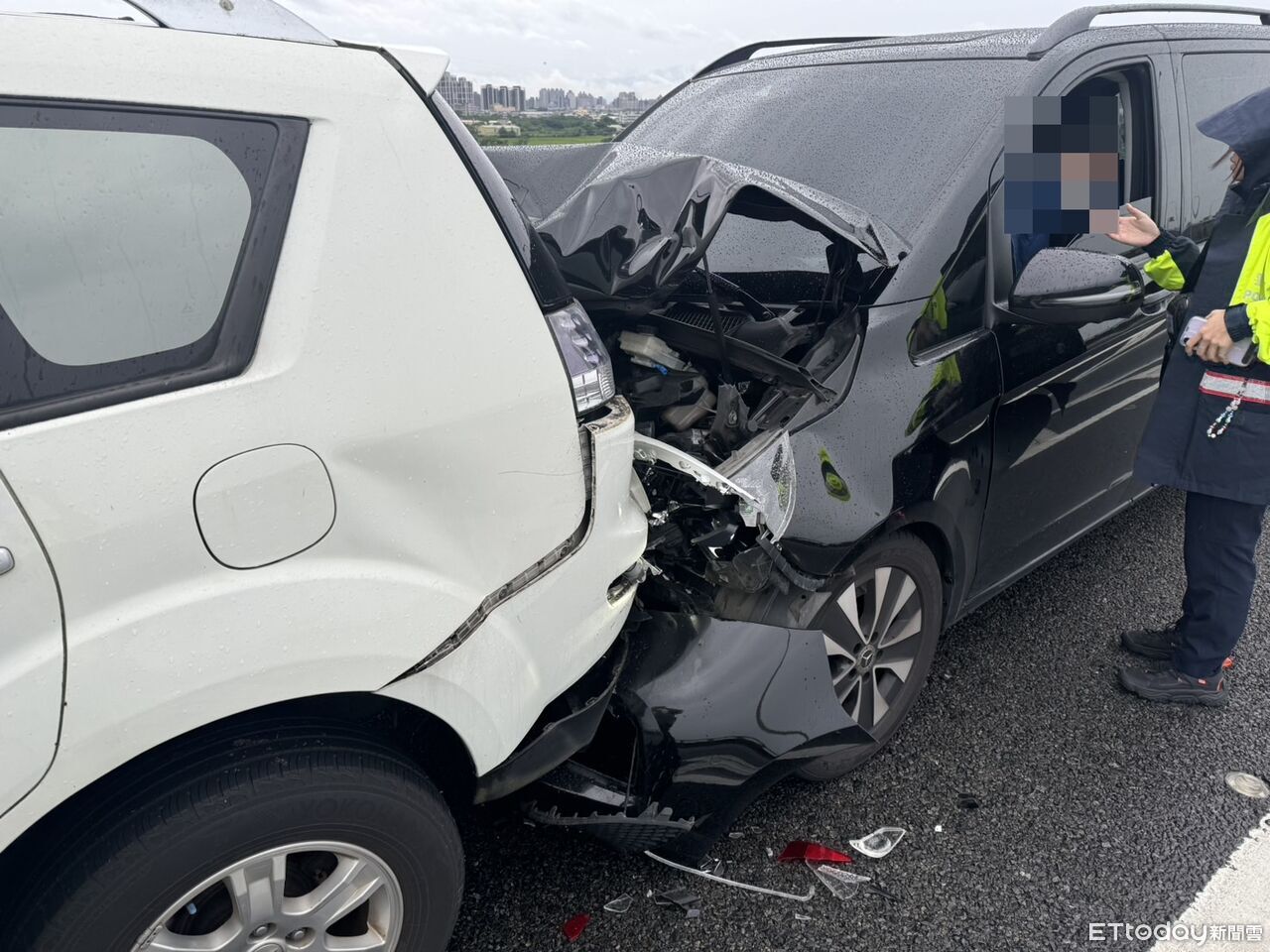 國1驚傳6車事故!駕駛疑恍神撞飛防撞導桿 1女受傷送醫 | ETtoday地方新聞 | ETtoday新聞雲