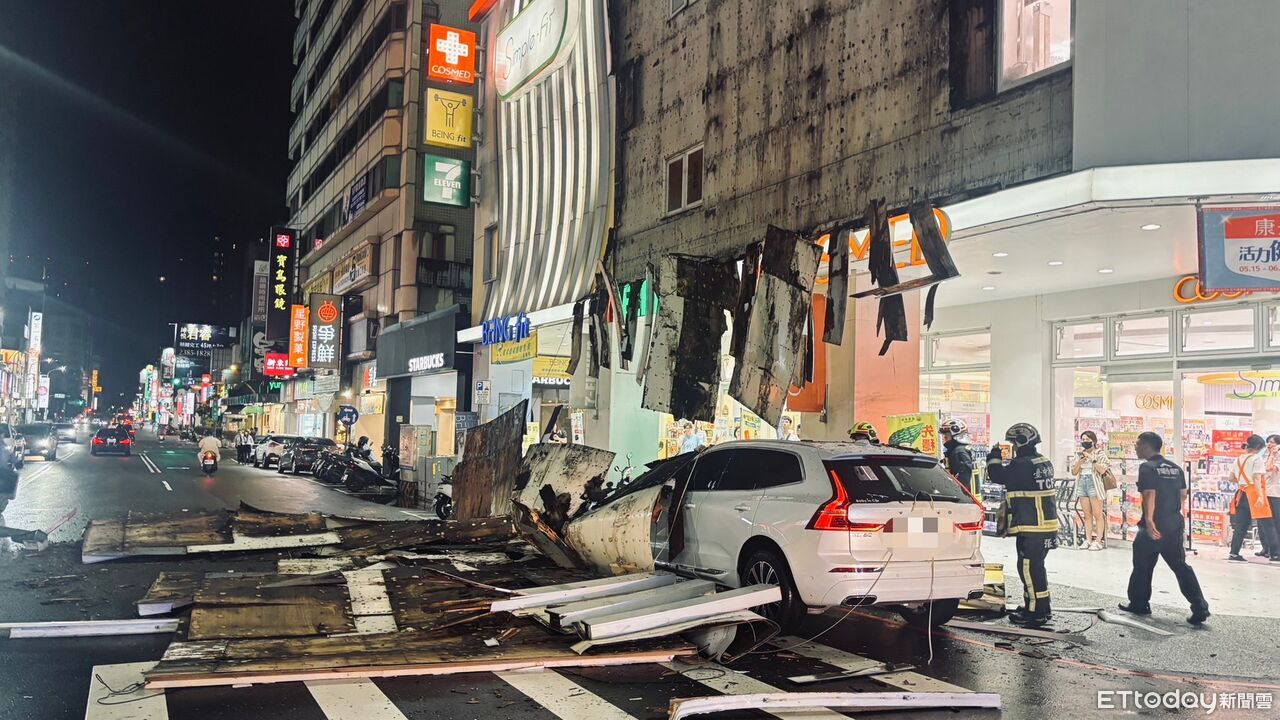 台中勤美商圈旁藥妝店外牆招牌掉落!砸中轎車女乘客嚇壞 | ETtoday社會新聞 | ETtoday新聞雲