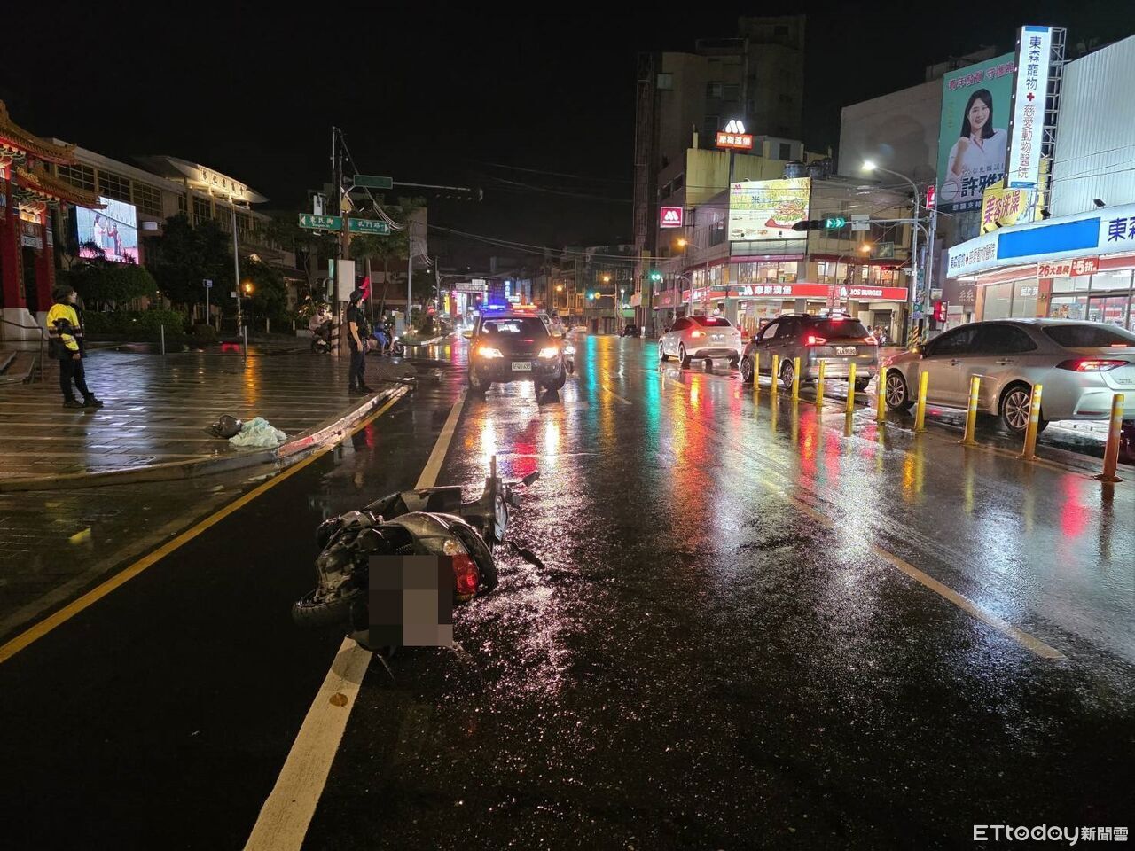 路面藏危機!彰化男騎士文化局前「輾壓不明物」 瞬間打滑慘摔 | ETtoday社會新聞 | ETtoday新聞雲