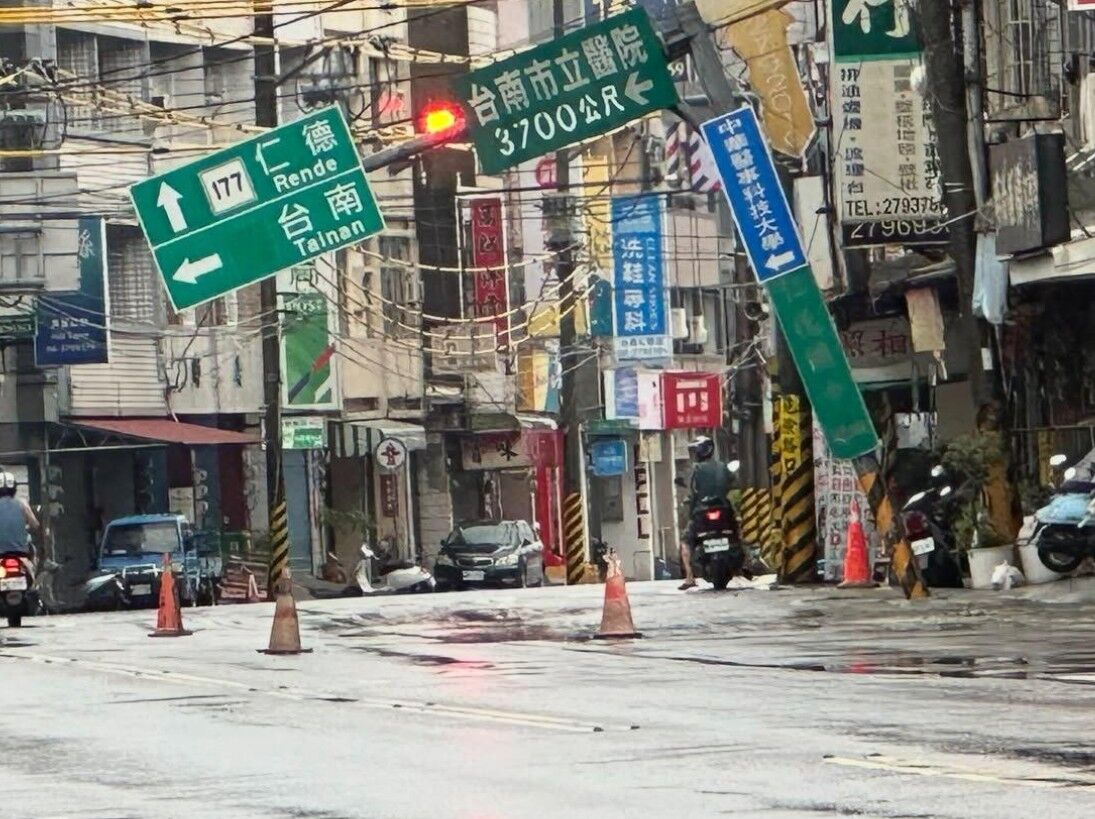 快訊/台南道路驚傳塌陷!滿地泥水路牌桿傾倒...現場封鎖搶修 | ETtoday社會新聞 | ETtoday新聞雲