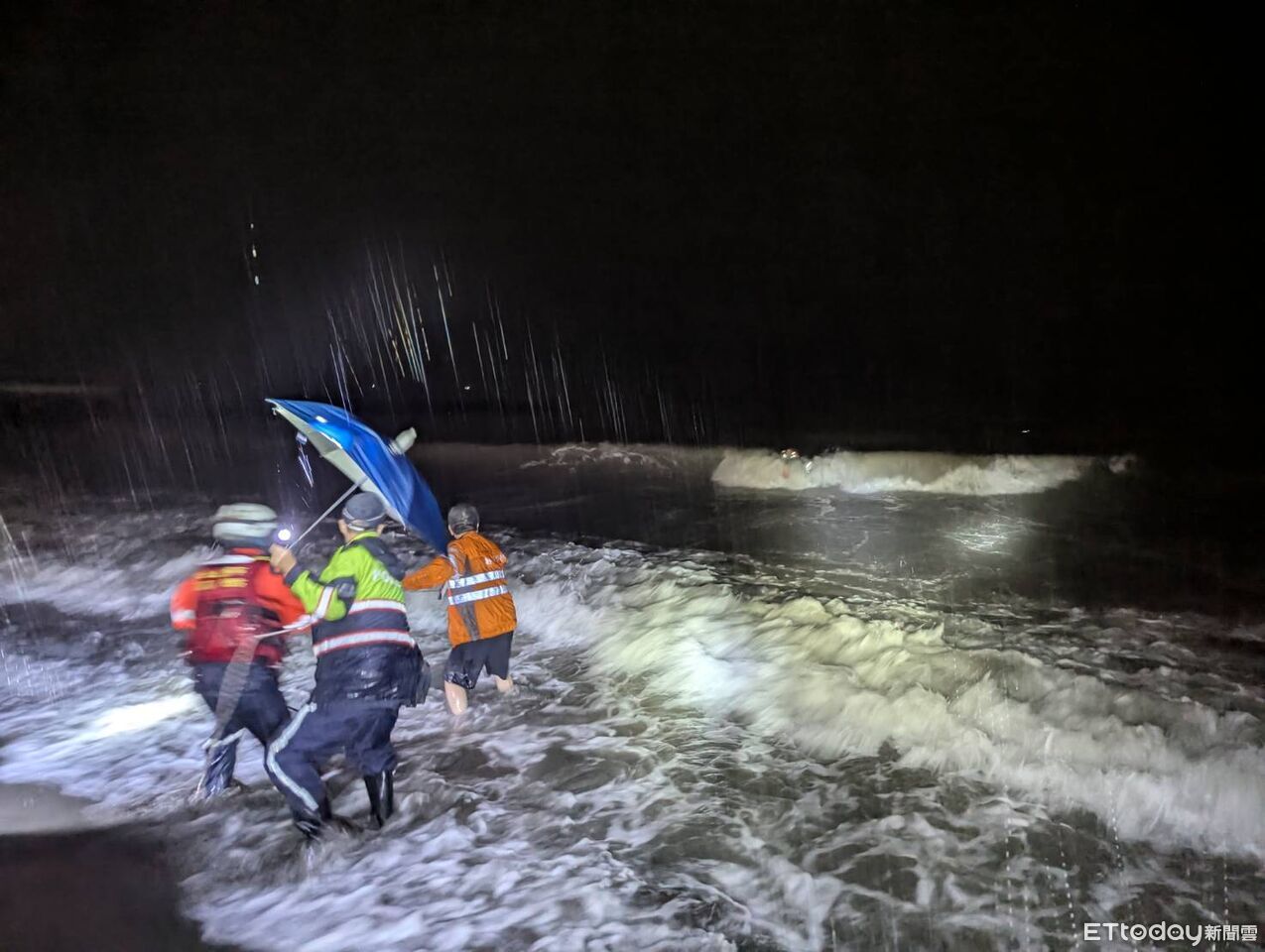 台南黃金海岸深夜2女落海1死1傷!消防驚險救援畫面曝 | ETtoday社會新聞 | ETtoday新聞雲