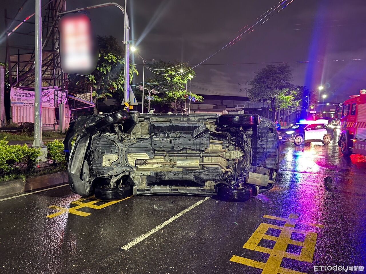 醉駕上路出事了!自小客深夜自撞分隔島翻車...酒測值1.08送辦 | ETtoday社會新聞 | ETtoday新聞雲