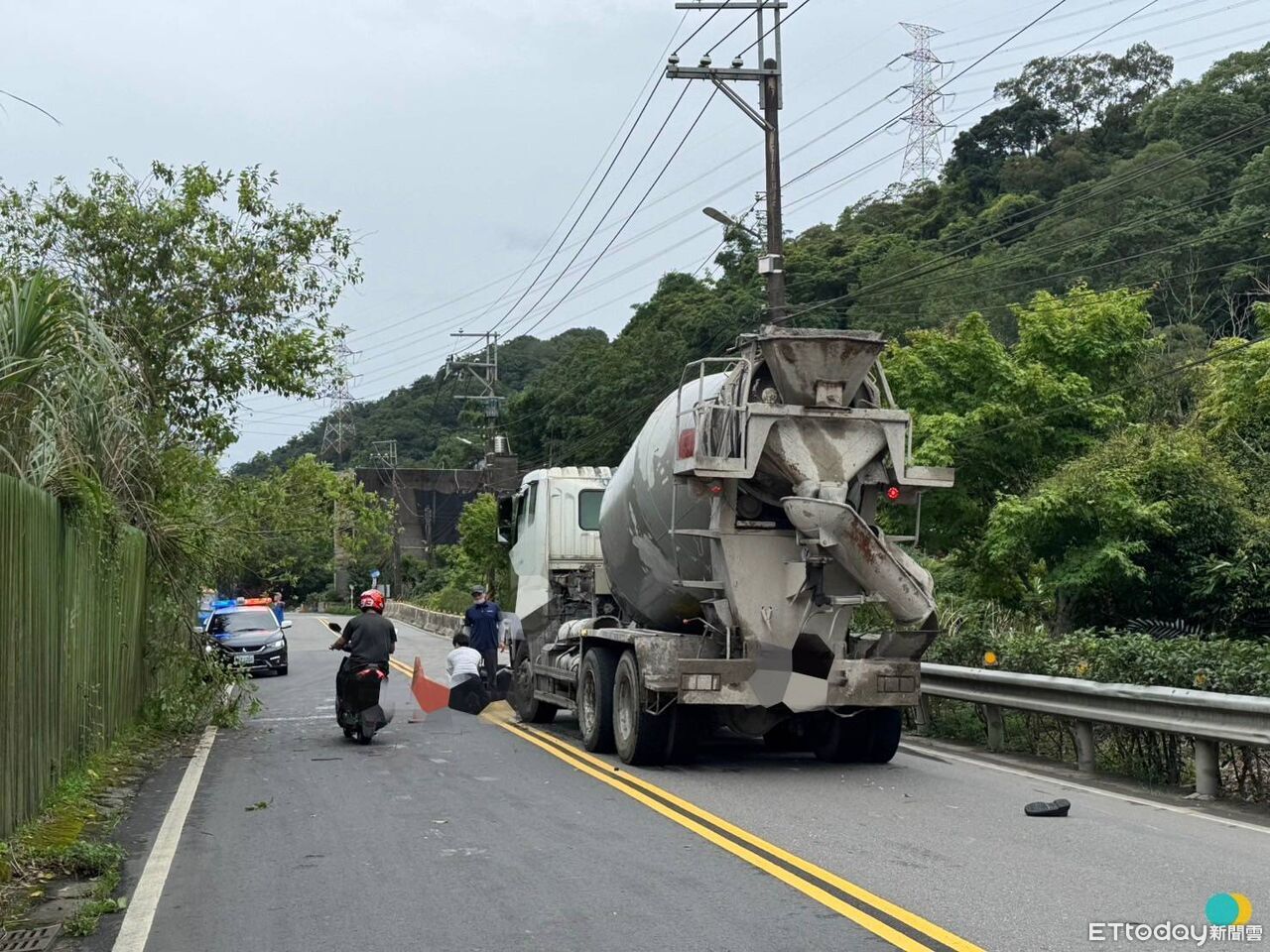 快訊/疑超車不慎!三峽騎士與混凝土預拌車碰撞 倒地命危搶救中 | ETtoday社會新聞 | ETtoday新聞雲