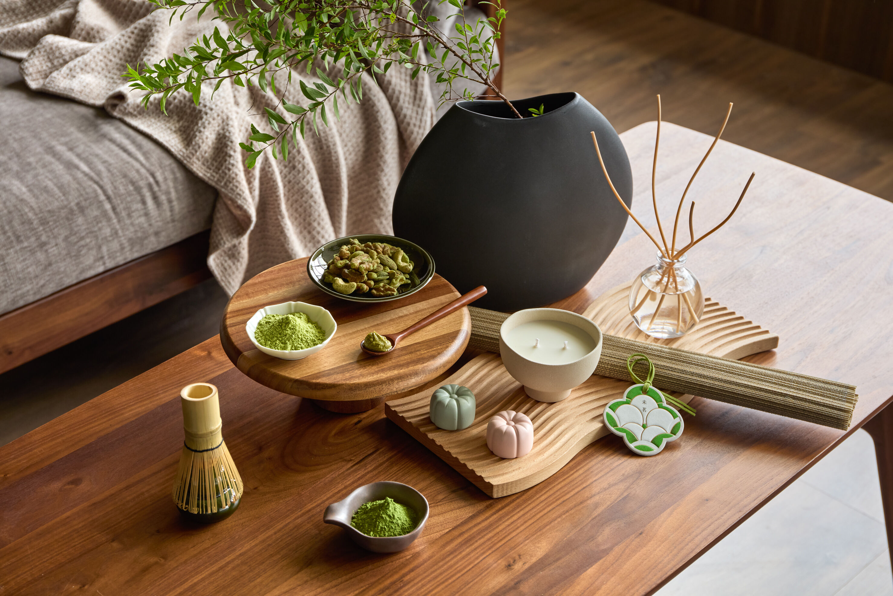 ▲HOLA跨界聯名百年辻利茶舗推香氛。（圖／業者提供）