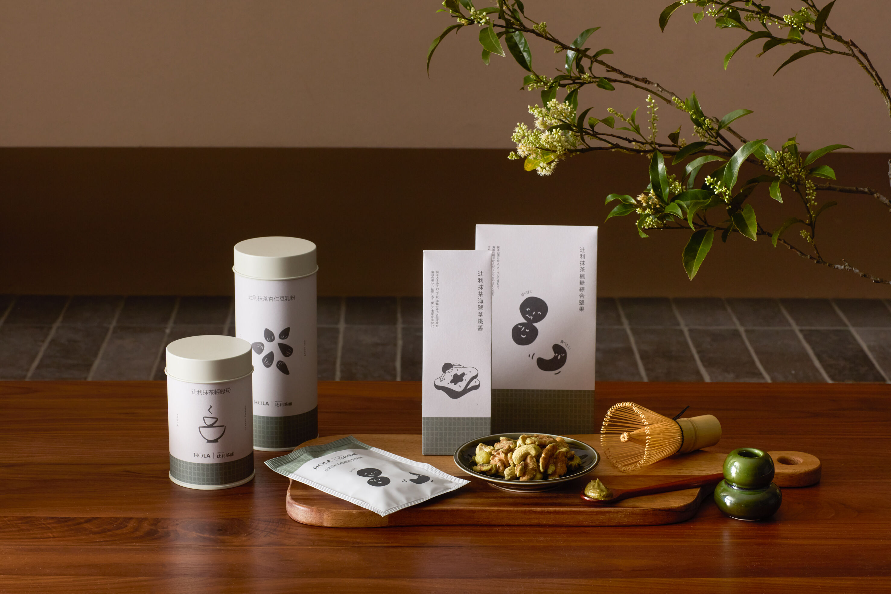 ▲HOLA跨界聯名百年辻利茶舗推香氛。（圖／業者提供）