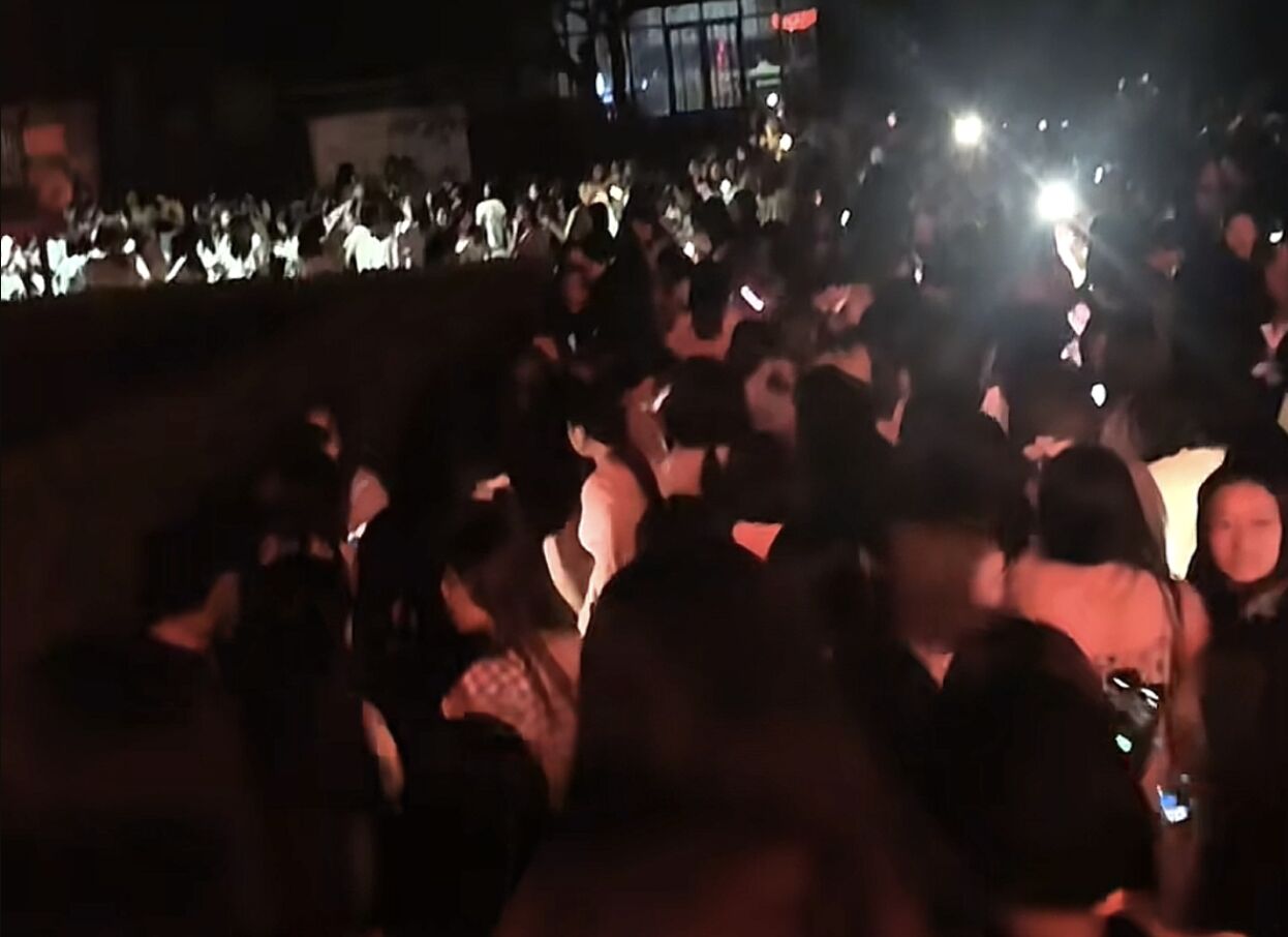 ▲運城高等專科學校學生聚集在宿舍一樓廣場。（圖／翻攝極目新聞）