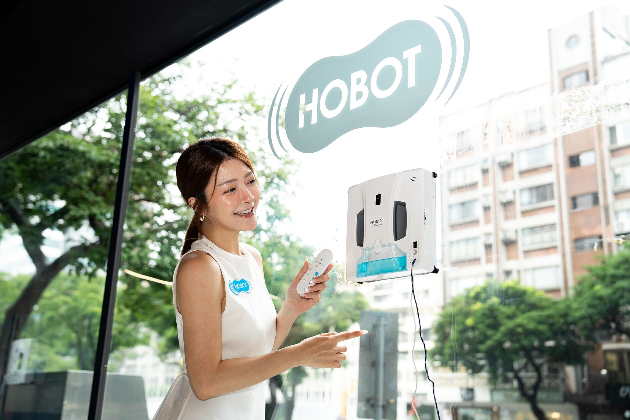 ▲玻妞雙刮刀擦窗機器人HOBOT-SP10。（圖／品牌提供）