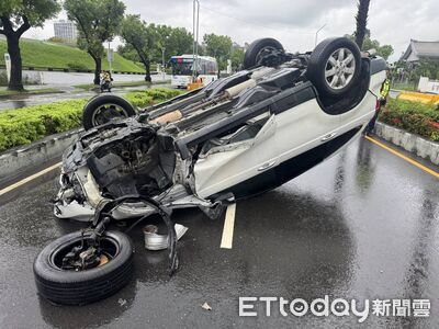 高雄休旅車撞安全島翻覆！駕駛爬出溜進捷運站落跑　目擊者傻眼