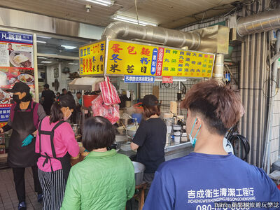 萬華在地人愛店!60年蛋包麵凌晨三點開賣 爆汁滷豆干超驚豔