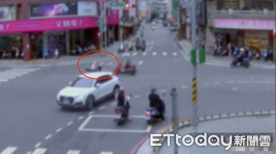 快訊／轉彎不讓直行出事！板橋小客車撞機車…騎士腿骨折送醫