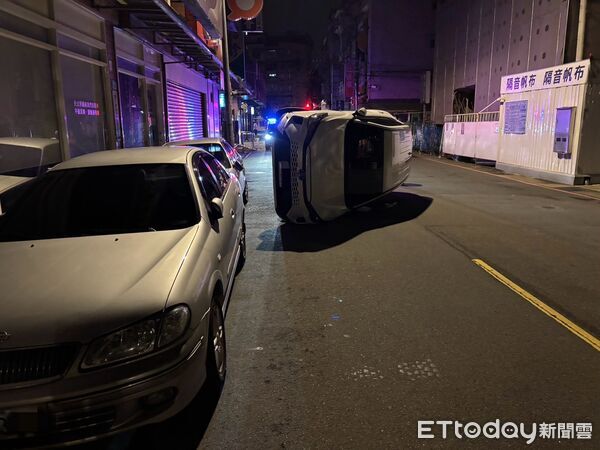 ▲陳男疑似分心看門牌，不慎擦撞路旁車輛側翻於路中。（圖／記者陸運陞翻攝）