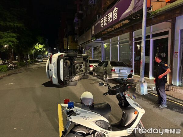 ▲陳男疑似分心看門牌，不慎擦撞路旁車輛側翻於路中。（圖／記者陸運陞翻攝）
