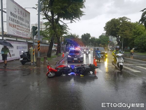 ▲▼高雄男開車左轉「擊落」2機車　3人噴飛受傷送醫     。（圖／記者賴文萱翻攝）