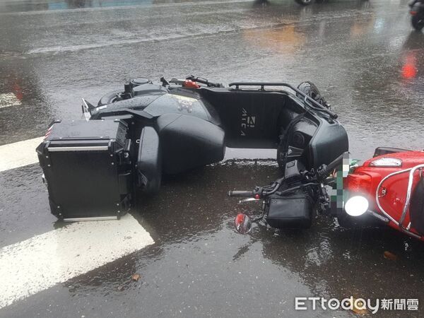 ▲▼高雄男開車左轉「擊落」2機車　3人噴飛受傷送醫     。（圖／記者賴文萱翻攝）