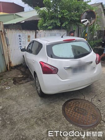▲▼陸姓男子開車懸掛他人車牌，遭巡邏員警識破，隨即加速逃逸，最後誤闖死巷，還爬上公寓頂樓躲藏，仍遭警方壓制逮捕。（圖／記者吳世龍翻攝）