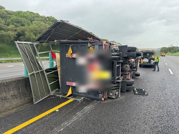 ▲國道3號苗栗西湖服務區匝道口，發生2輛貨車翻車後，再引發箱型車碰撞事故，造成貨車駕駛1人受傷。（圖／記者楊永盛翻攝）